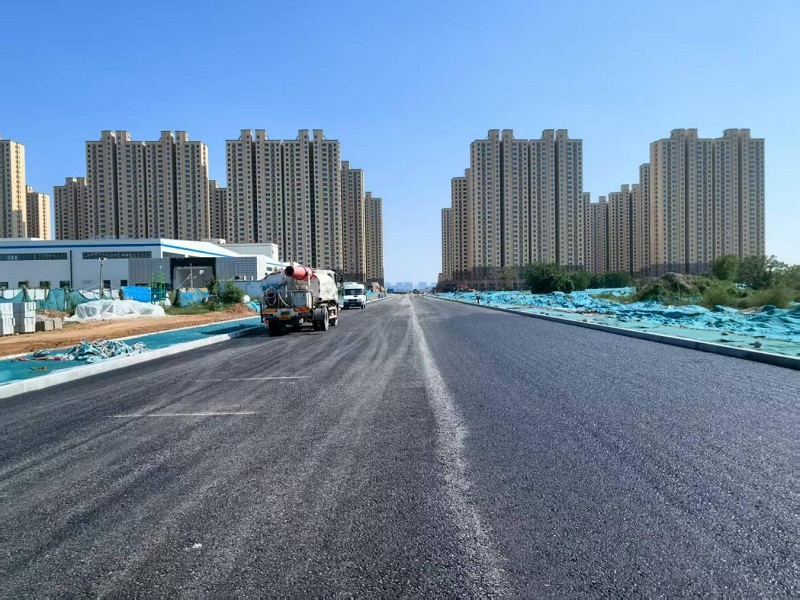 咸陽(yáng)市裝備制造產(chǎn)業(yè)園天惠路(興業(yè)西路—城市運(yùn)動(dòng)公園)瀝青下面層順利貫通